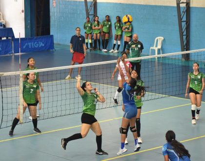 Esmeraldas derrota a Morona Santiago en el voleibol femenino y este jueves enfrenta a Guayas, favorita para el título en los Juegos de Menores